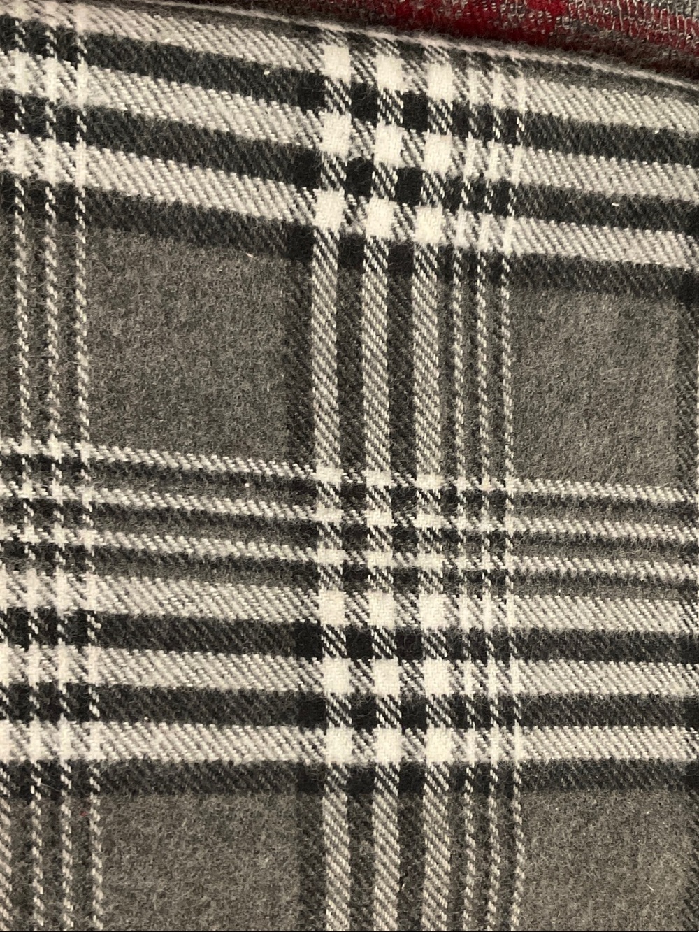 5 Flannel Fabrics of 2 Yards Each - Picture 3 of 6